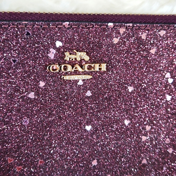 Gorgeous NWOT Coach Burgandy Glitter Heart Top Zip Wristlet Wallet 💜🩷🎁♥️ - Picture 3 of 12